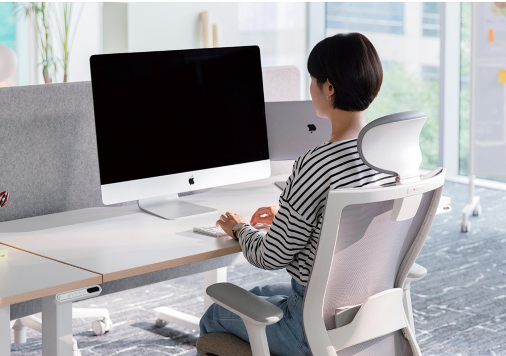 Ghế công thái học được thiết kế như một giải pháp hỗ trợ tư thế ngồi đúng, giúp bảo vệ cột sống và cải thiện sức khỏe xương khớp